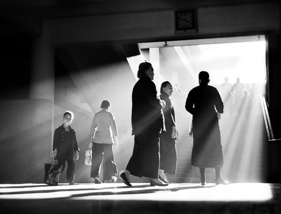 Blue Lotus Gallery Fan Ho 何藩 Afternoon Chat Hong Kong 1959 1200px.jpg